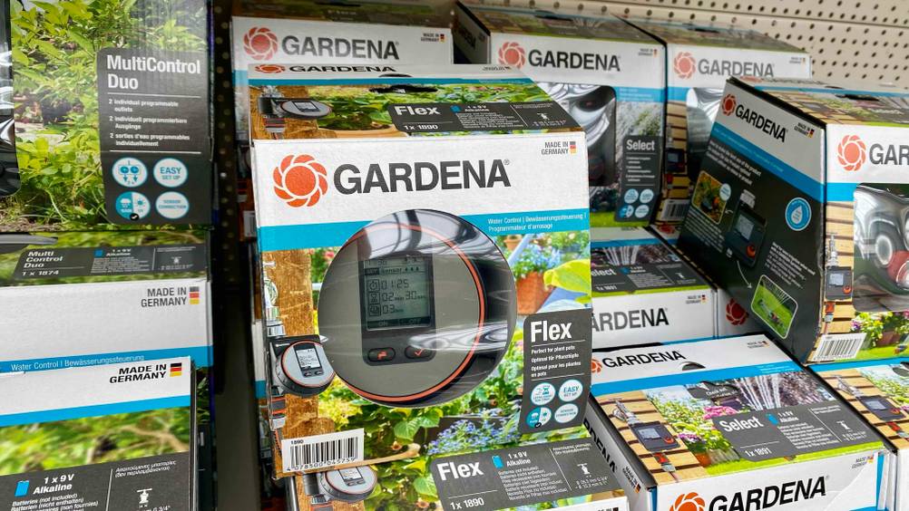 Gardena-Bewässerungscomputer im Test: Gerät befindet sich neben weiteren Produkten.