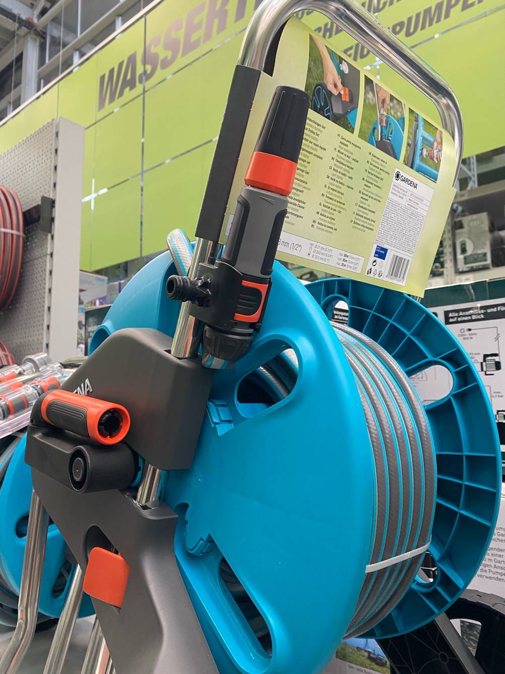 Getestet: ein Schlauchwagen mit 3/4-Zoll-Schlauch im Test: ein türkisfarbenes Modell von Gardena steht im Verkaufsbereich.
