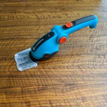 Die Gardena ComfortCut Li 9888-20 steht auf einem Holztisch.