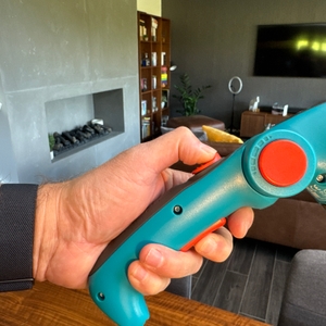 Eine Hand löst die Sicherung der Gardena ComfortCut Li 9888-20.