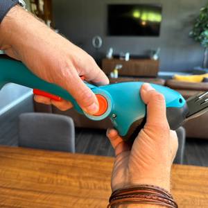 Der Winkel der Gardena ComfortCut Li 9888-20 wird verändert.