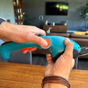 Eine Hand verändert den Winkel der Gardena ComfortCut Li 9888-20.