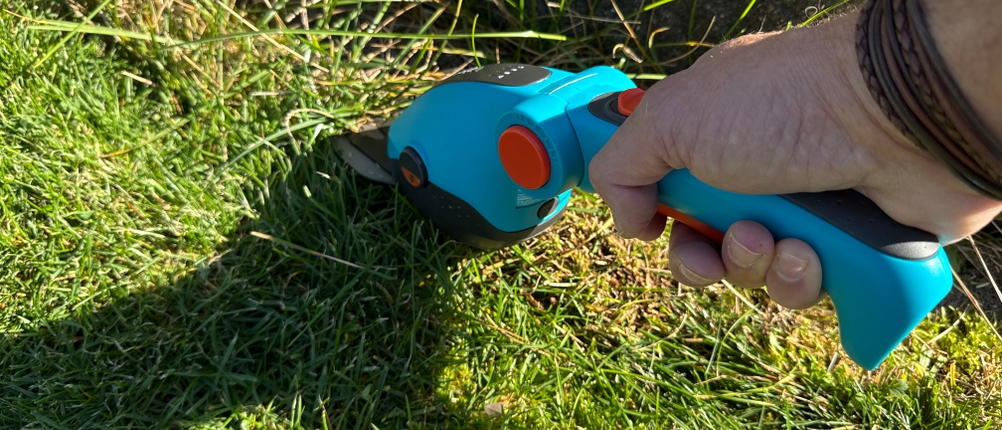 Mit dem kleinen Aufsatz der Gardena ComfortCut Li 9888-20 wird Gras geschnitten.