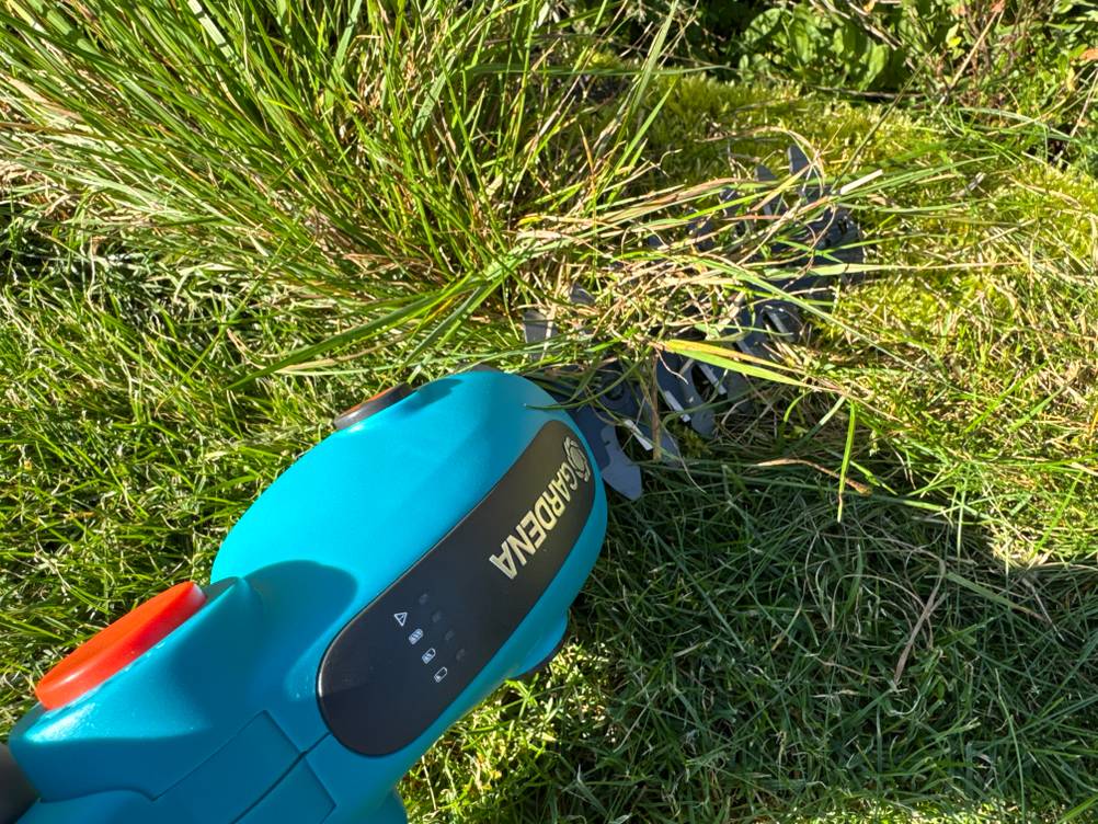 Die Gardena ComfortCut Li 9888-20 schneidet hohes Gras.