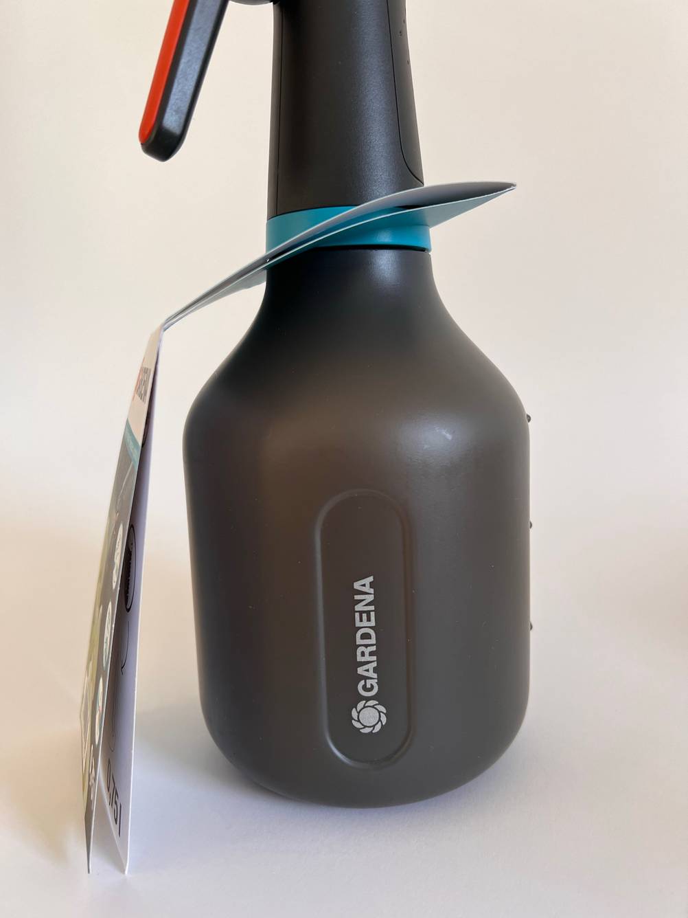 Drucksprüher getestet: Nahaufnahme des Logos auf der Flasche.