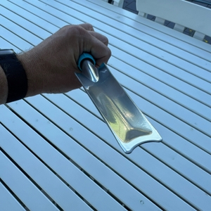 Der Gardena-EcoLine-Unkrautstecher (17702-20) wird von einer Hand festgehalten.