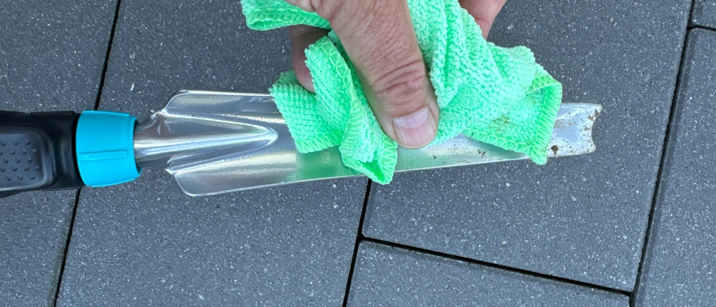 Der Gardena-EcoLine-Unkrautstecher (17702-20) wird mit einem Lappen gereinigt.