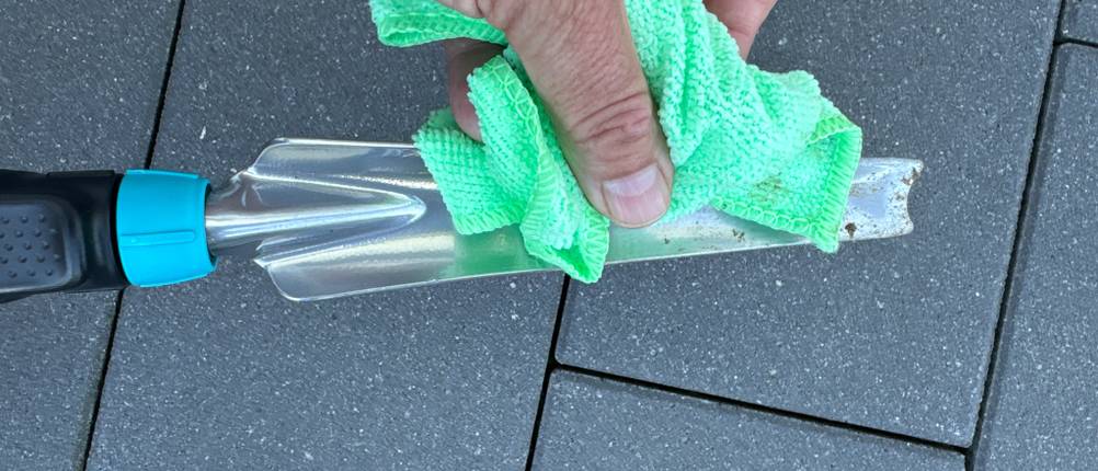 Der Gardena-EcoLine-Unkrautstecher (17702-20) wird mit einem Lappen gereinigt.