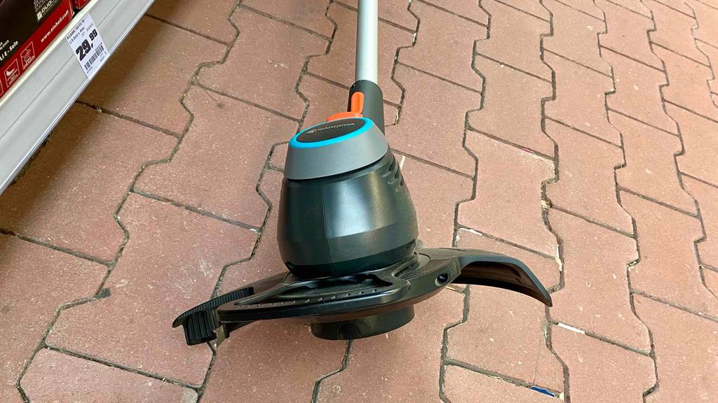 Elektro-Rasentrimmer im Test: Blick auf die Front des Trimmers.