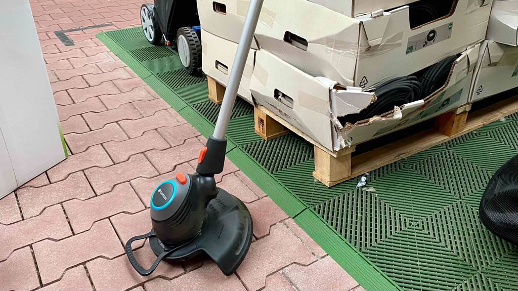 Elektro-Rasentrimmer getestet: Ansicht des unteren Bereichs des Geräts.