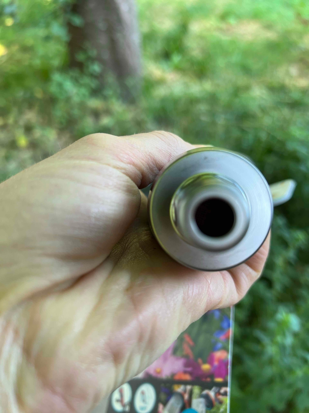 Ansicht von vorn in die Spritzdüse einer getesteten Gartenbrause.