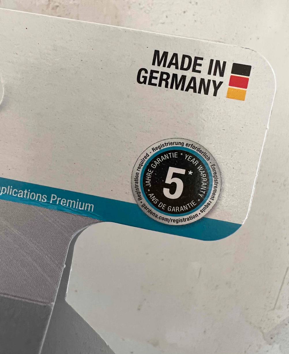 Detailansicht der Hersteller- und Garantieangabe auf der Verpackung einer getesteten Gartenbrause.