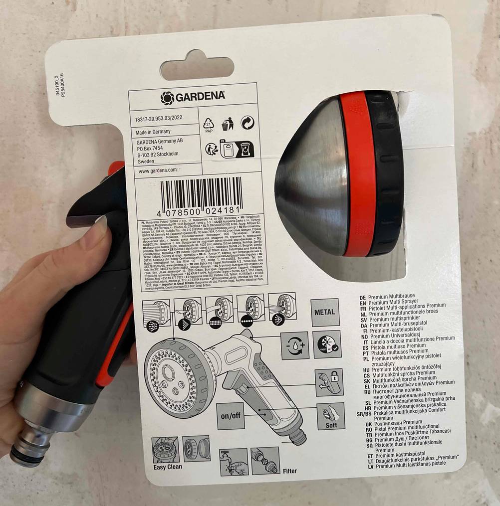 Gartenbrause im Test: Hand zeigt die Rückseite der Verpackung.