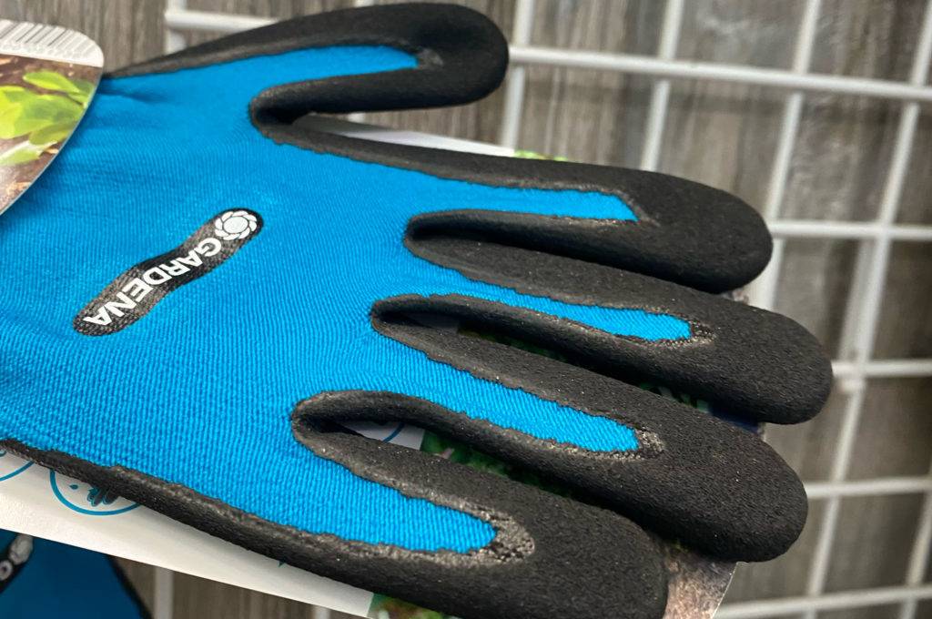 Neopren-Handschuhe-Test: Nahaufnahme von blau-schwarzen Gardena-Handschuhen.