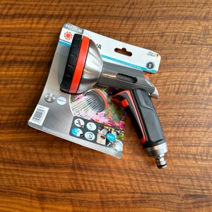 Die Gardena-Premium-Multibrause (18317-20) in ihrer Verpackung