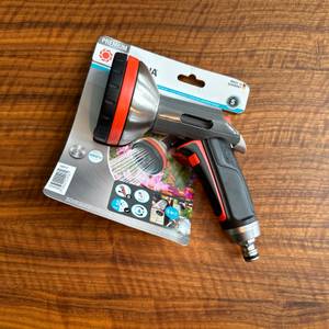 Die Gardena-Premium-Multibrause (18317-20) in ihrer Verpackung