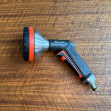 Die Gardena-Premium-Multibrause (18317-20) liegt auf einem Holztisch