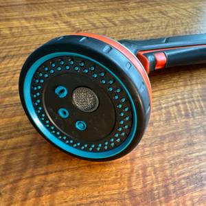 Die Gardena-Premium-Multibrause (18317-20) liegt auf einem Tisch