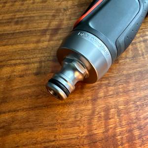 Der Anschluss der Gardena-Premium-Multibrause (18317-20) in Nahaufnahme