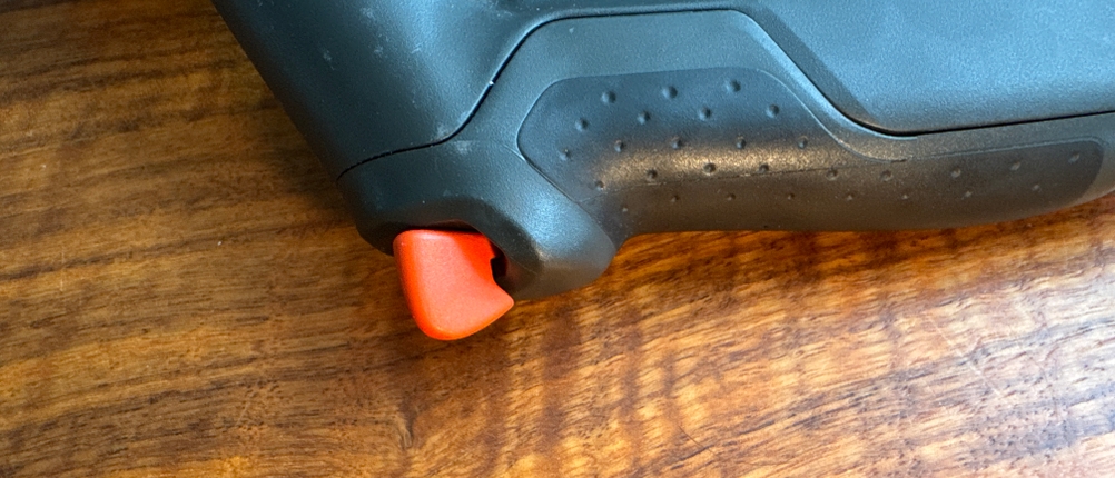 Das Gummi am Griff der Gardena-Premium-Multibrause (18317-20) in Nahaufnahme