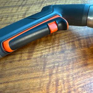 Der Griff der Gardena-Premium-Multibrause (18317-20) in Nahaufnahme