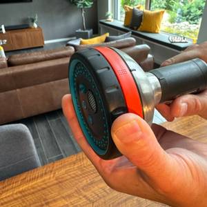 Eine Hand verändert den Strahl der Gardena-Premium-Multibrause (18317-20)