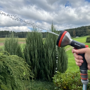 Ein dünner Strahl kommt aus der Gardena-Premium-Multibrause (18317-20)