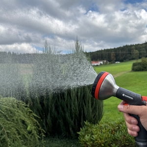 Ein kegelförmiger Strahl kommt aus der Gardena-Premium-Multibrause (18317-20)