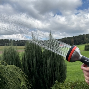 Ein Duschstrahl kommt aus der Gardena-Premium-Multibrause (18317-20)