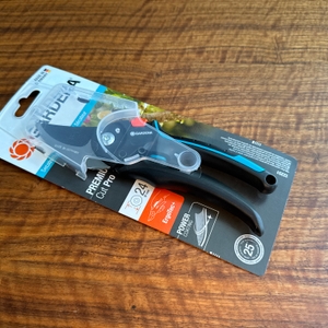 Die Verpackung der Gardena PremiumCut Pro liegt auf einem Holztisch