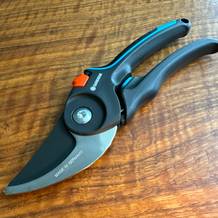 Die Gardena PremiumCut Pro liegt auf einem Tisch