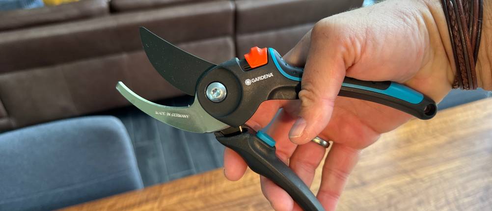 Eine Hand hält die Gardena PremiumCut Pro fest