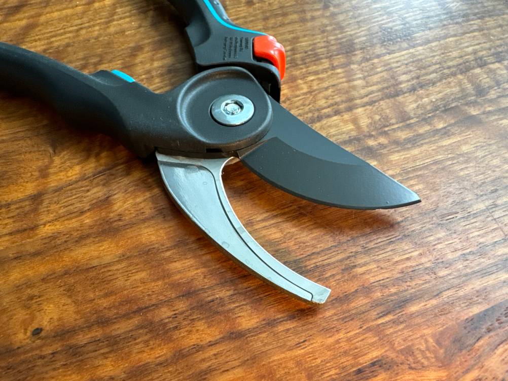 Die geöffnete Spitze der Gardena PremiumCut Pro in Nahaufnahme