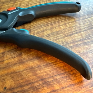 Der geöffnete Griff der Gardena PremiumCut Pro in Nahaufnahme