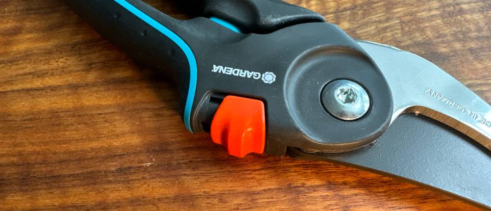 Die Sicherung der Gardena PremiumCut Pro in Nahaufnahme