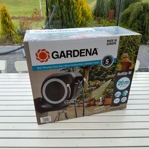 Der Karton der Gardena RollUp M 18612-20 steht auf einem Tisch