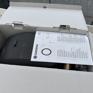 Der geöffnete Karton der Gardena RollUp M 18612-20 von oben