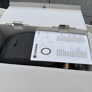 Der geöffnete Karton der Gardena RollUp M 18612-20 von oben