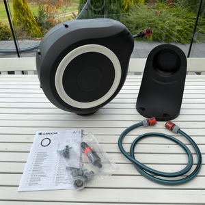 Der Lieferumfang der Gardena RollUp M 18612-20 steht auf einem Tisch