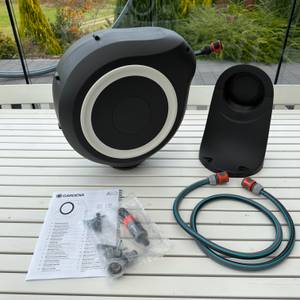 Der Lieferumfang der Gardena RollUp M 18612-20 steht auf einem Tisch