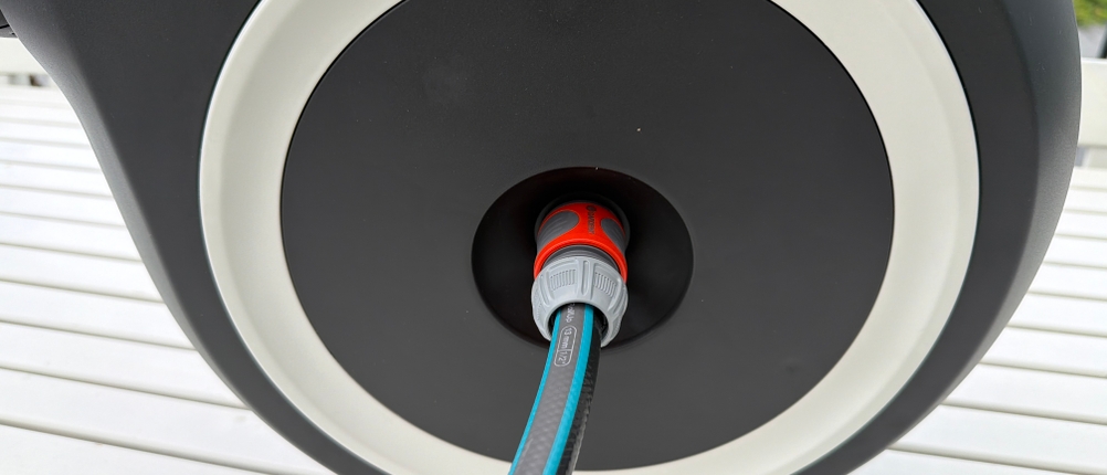 Ein Schlauch steckt in der Seite der Gardena RollUp M 18612-20