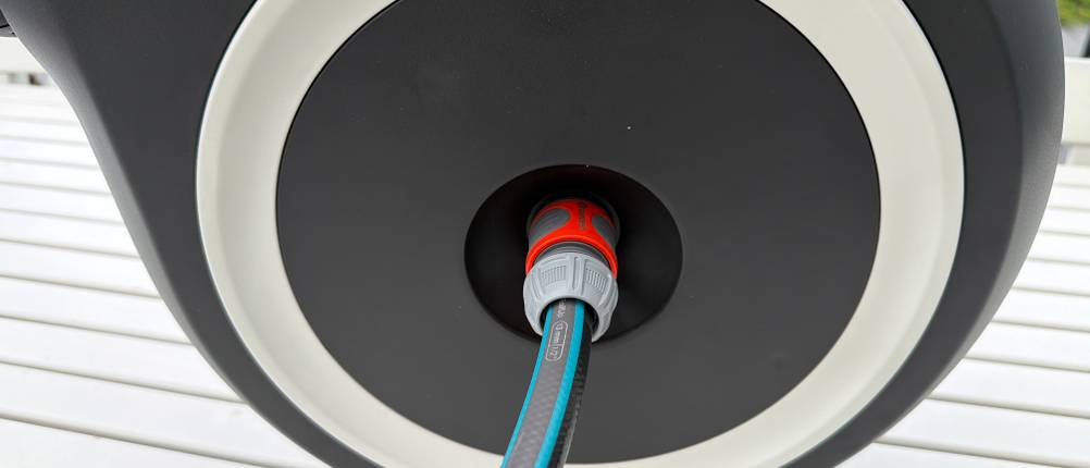 Ein Schlauch steckt in der Seite der Gardena RollUp M 18612-20