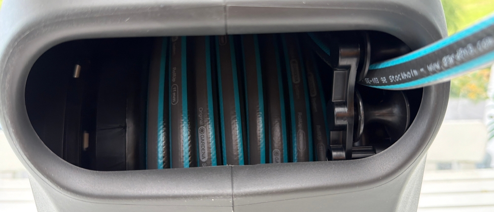 Der Schlauch kommt aus einer Führung der Gardena RollUp M 18612-20