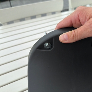 Eine Schraube steckt in der Wandhalterung der Gardena RollUp M 18612-20