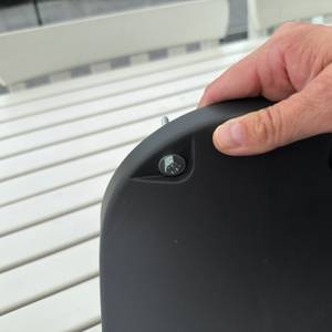 Eine Schraube steckt in der Wandhalterung der Gardena RollUp M 18612-20