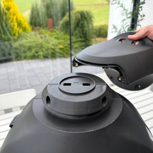 Eine Hand setzt die Wandhalterung auf die Gardena RollUp M 18612-20