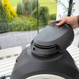 Eine Hand hält die Wandhalterung an die Gardena RollUp M 18612-20