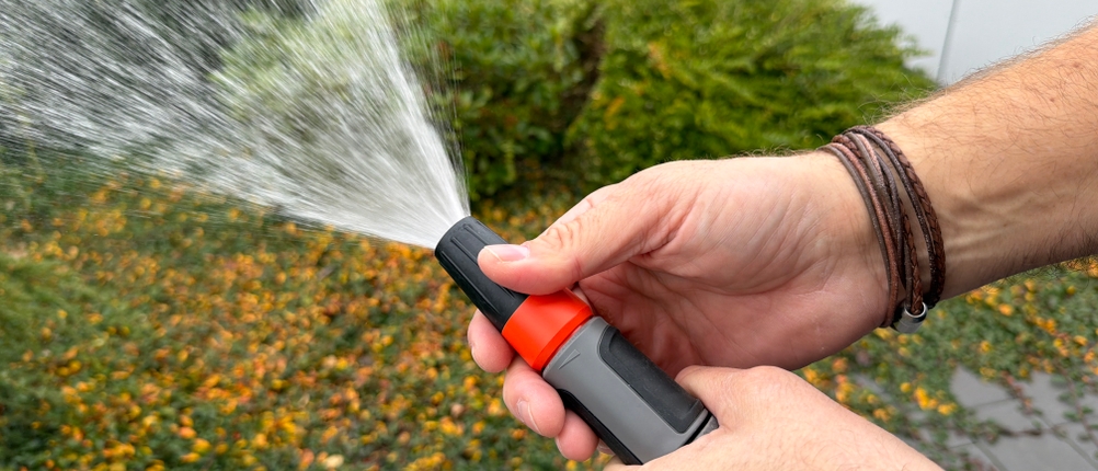 Ein Wasserstrahl kommt aus der Spitze der Gardena RollUp M 18612-20