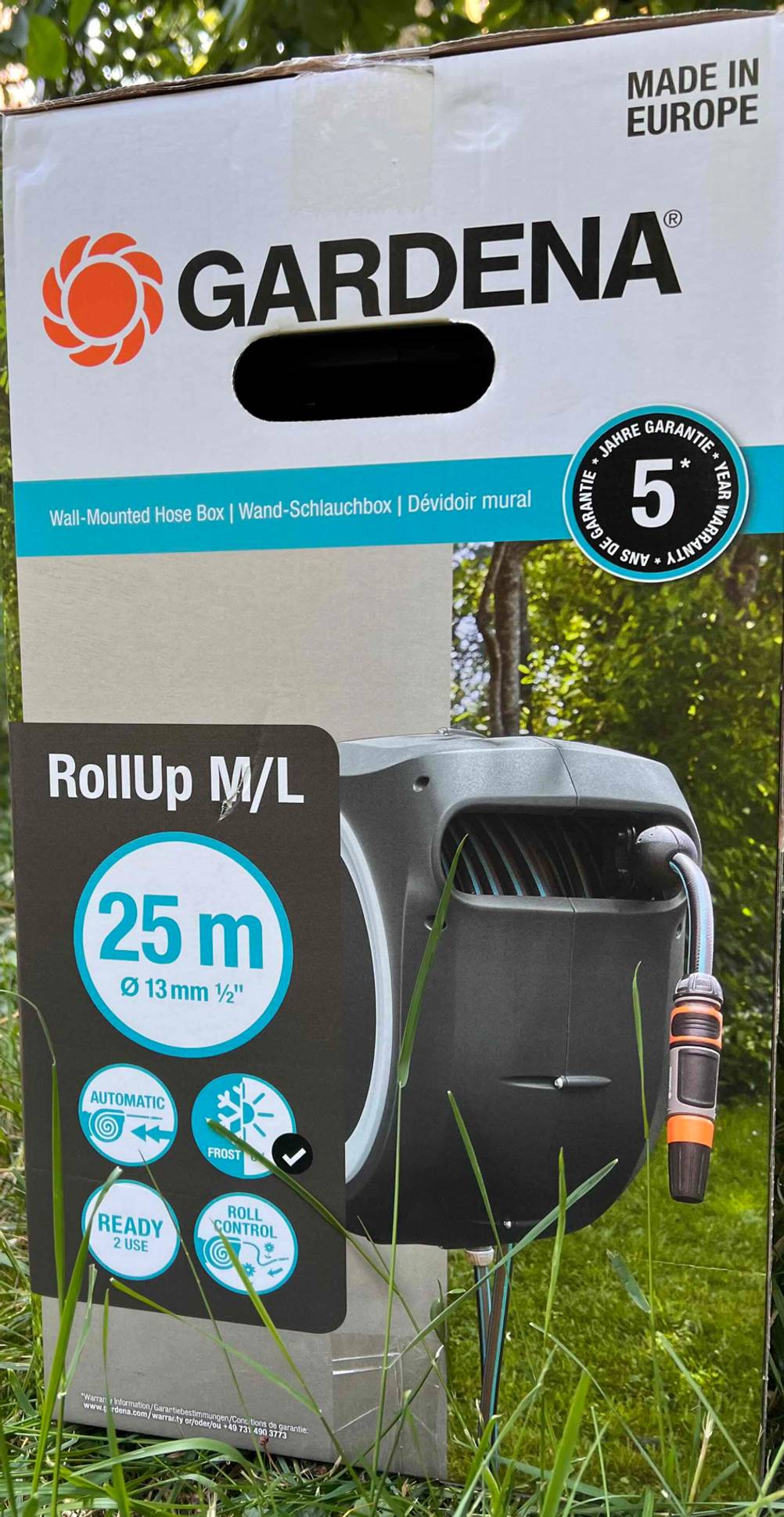 Detailansicht der Originalverpackung von einer getesteten Gardena-Schlauchbox inklusive 25 Meter langen Schlauch.