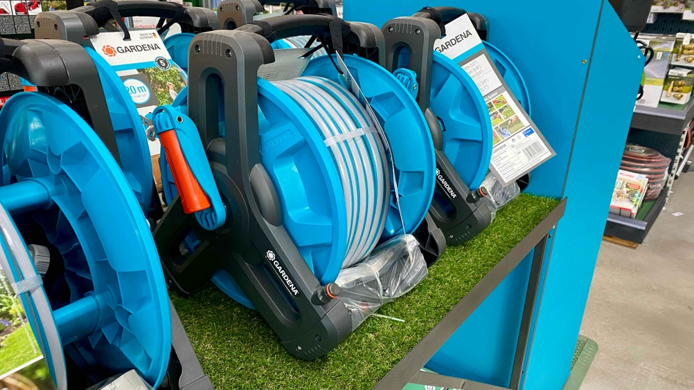 Schlauchtrommel getestet: Mehrere Produkte stehen nebeneinander auf einem Kunstrasen.